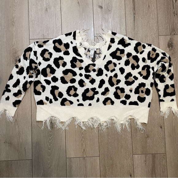 Rue21 Sweaters - Rue‎ 21 Leopard Print Distressed V-Neck Cropped Sweater Women’s Size Medium